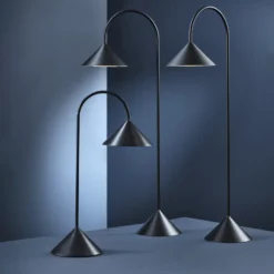 Lámpara de pie LED FRANDSEN Grasp, negra, 72 cm, metal
