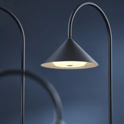 Lámpara de pie LED FRANDSEN Grasp, negra, 72 cm, metal
