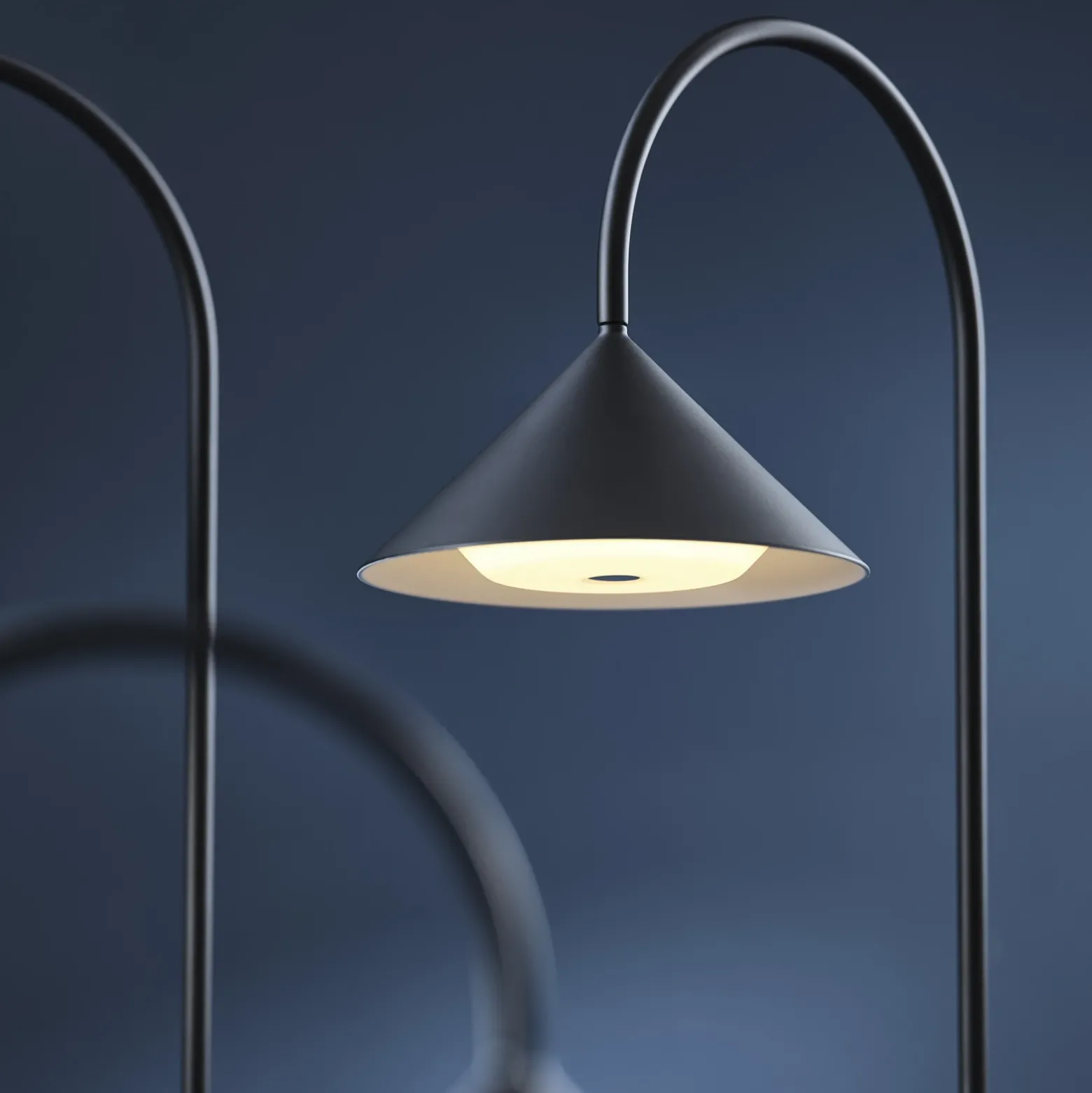 Lámpara de pie LED FRANDSEN Grasp, negra, 72 cm, metal