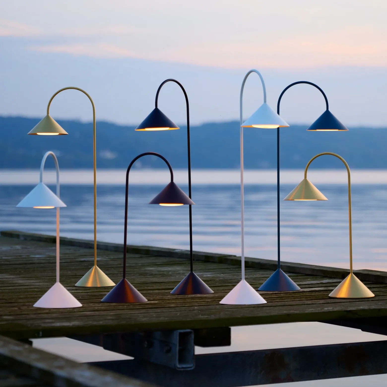 Lámpara de pie LED FRANDSEN Grasp, negra, 72 cm, metal