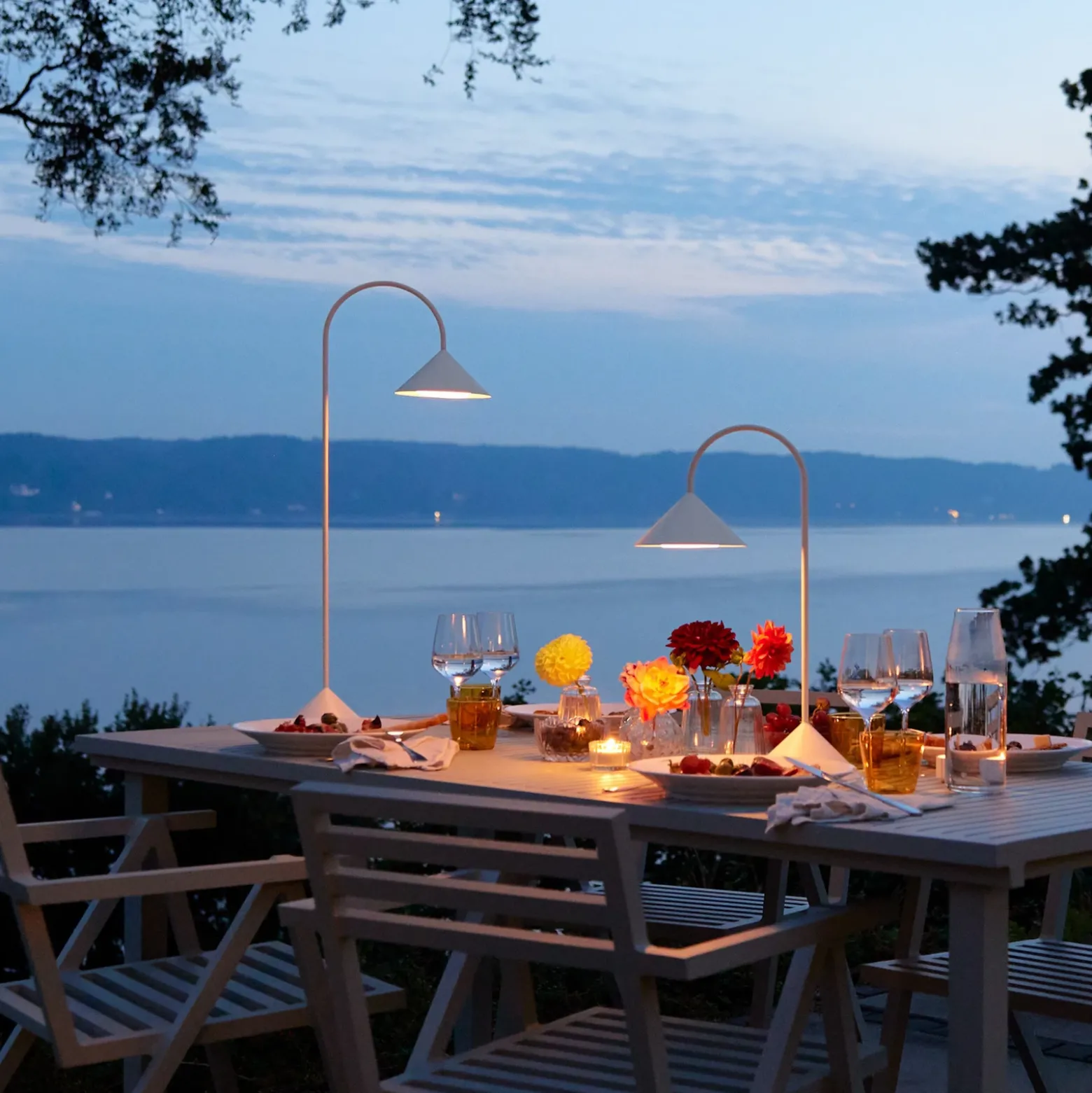 Lámpara de pie LED FRANDSEN Grasp, blanca, altura 72 cm, metal