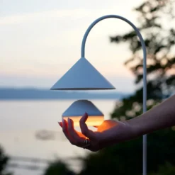Lámpara de pie LED FRANDSEN Grasp, blanca, altura 72 cm, metal