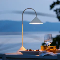 Lámpara de pie LED FRANDSEN Grasp, blanca, altura 72 cm, metal