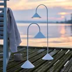 Lámpara de pie LED FRANDSEN Grasp, blanca, altura 72 cm, metal