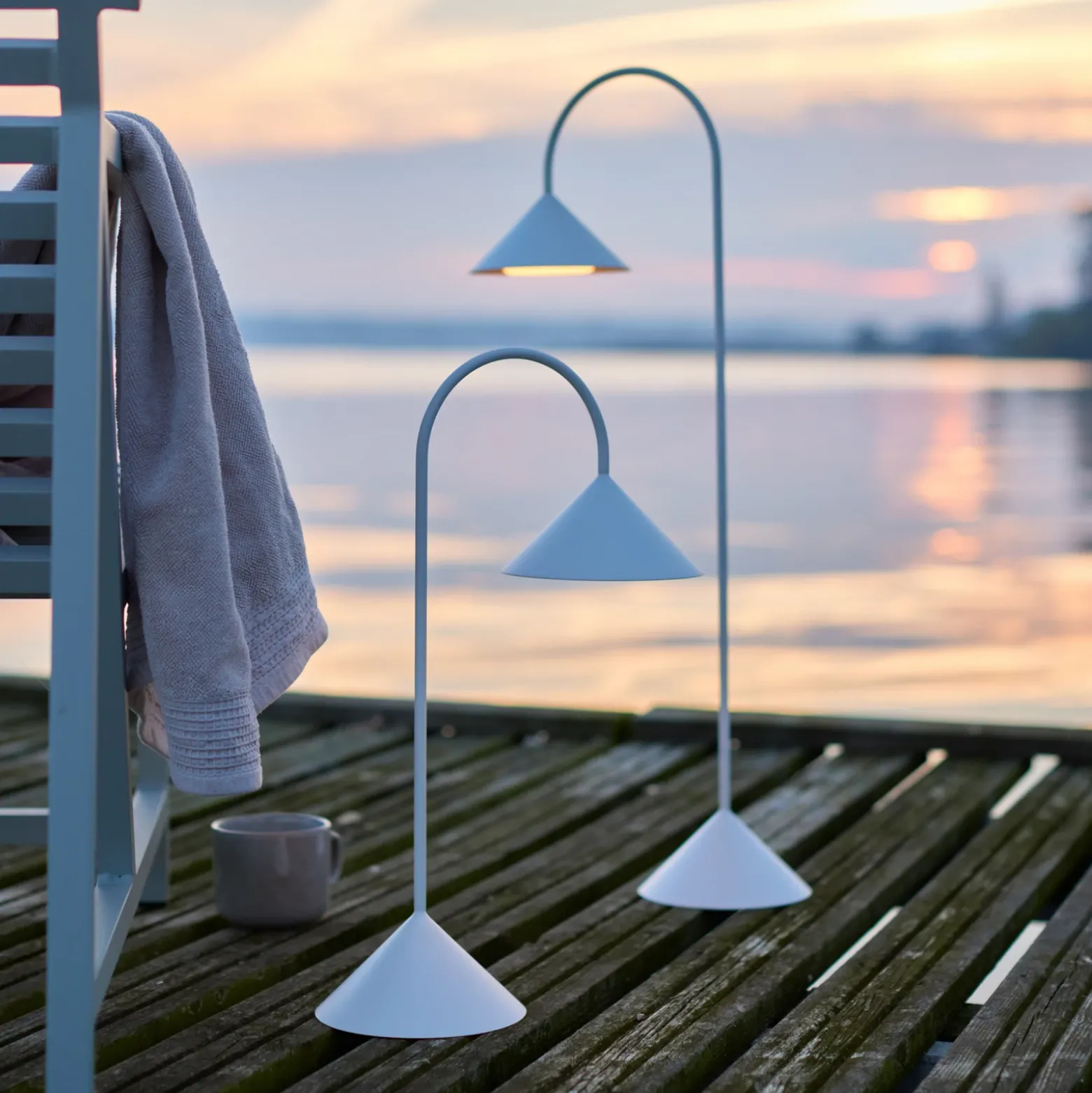 Lámpara de pie LED FRANDSEN Grasp, blanca, altura 72 cm, metal