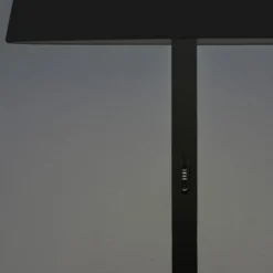 Lámpara de pie LED Pomezia para exterior USB negro