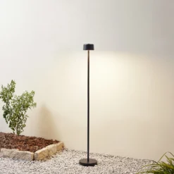Lámpara de pie LED recargable Isason de Lindby, negra, aluminio, Ø 11 cm