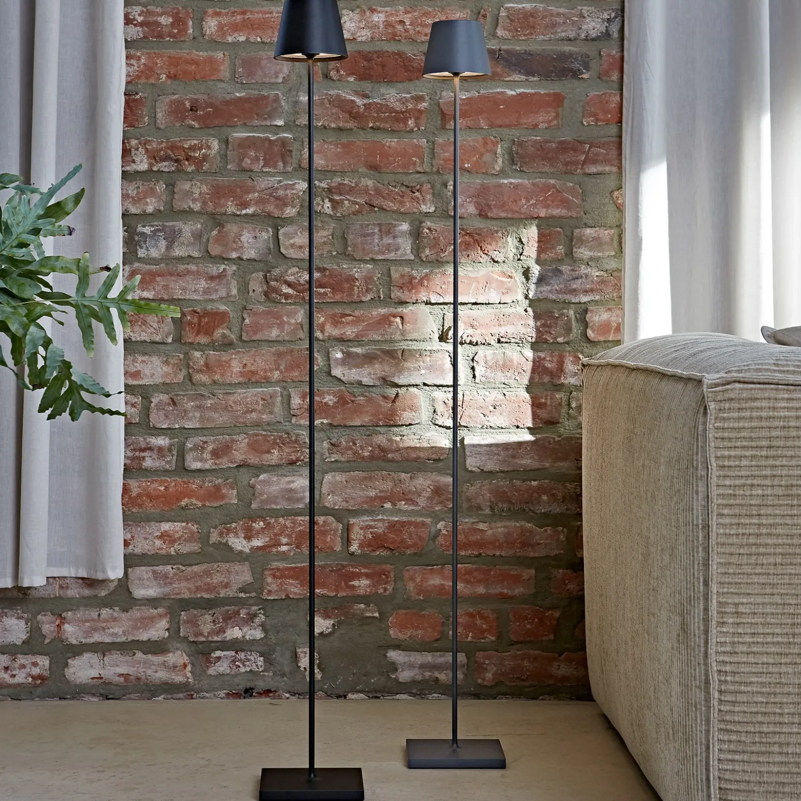 Lámpara de pie LED recargable Nuindie IP54 120 cm redonda USB-C negra