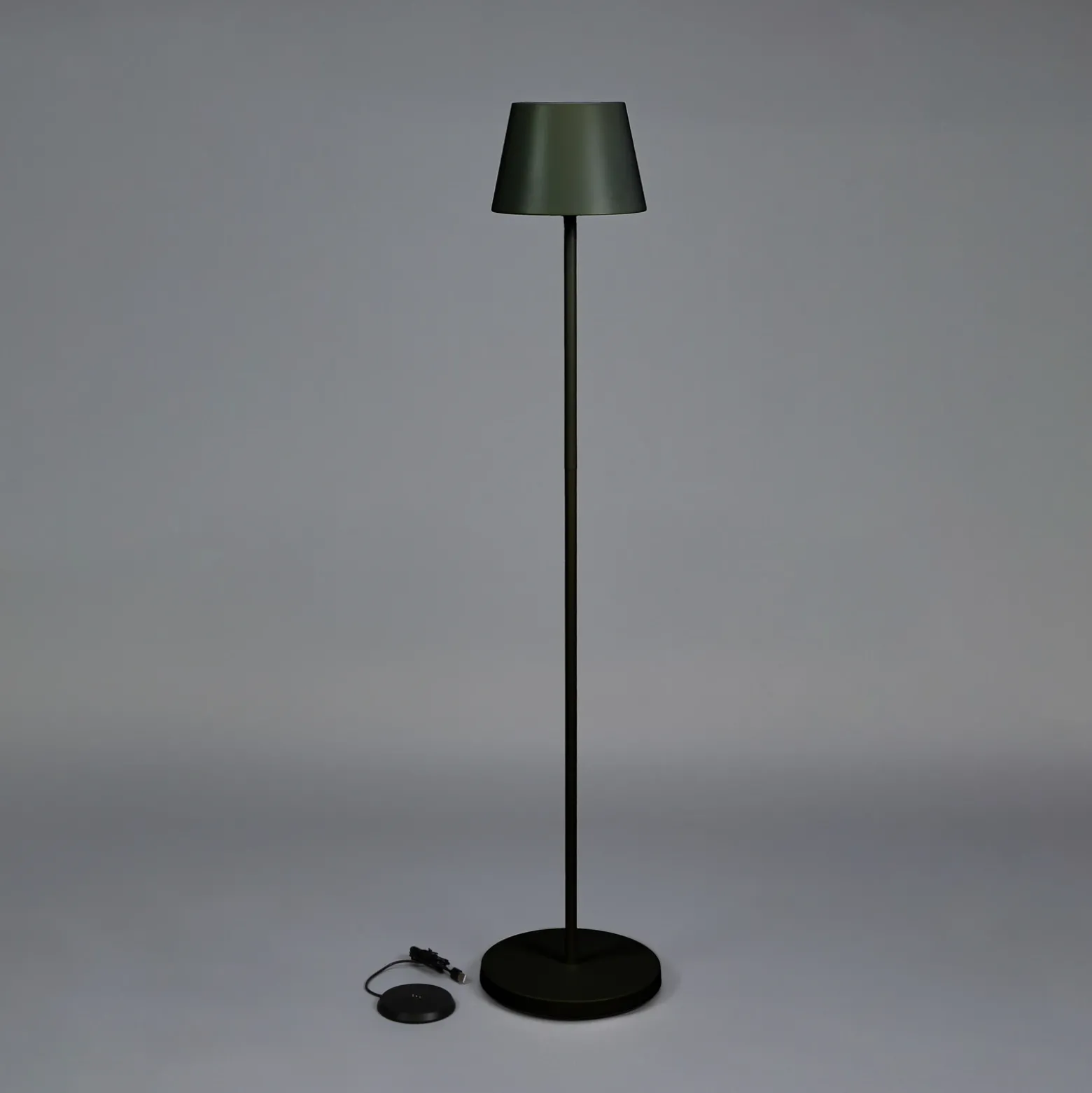 Lámpara de pie LED recargable Pomezia, negra, 124 cm, IP54, USB