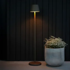 Lámpara de pie LED recargable Pomezia, negra, 124 cm, IP54, USB