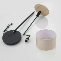Lámpara de pie Lindby Zinia, negra, estante, conexión USB