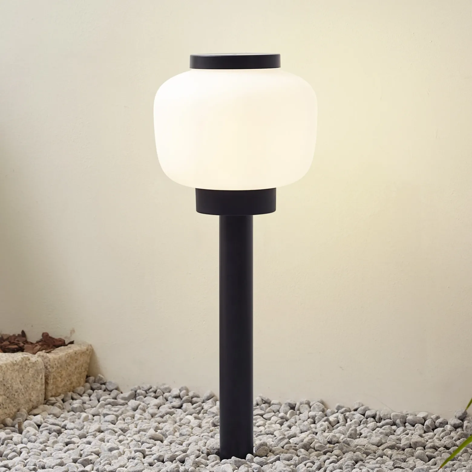 Lámpara de pie Orfeas de Lindby, blanco/negro, aluminio, Ø 24 cm