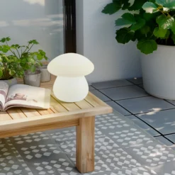 Lámpara de sobremesa Lindby LED recargable para exteriores Vernate, RGBW,