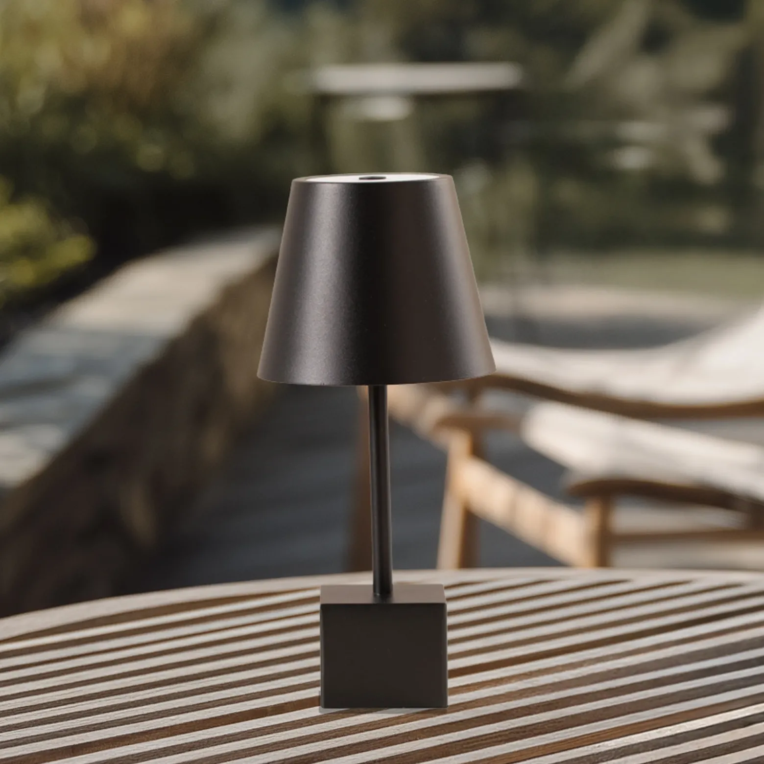 Lámpara de sobremesa Lindby LED recargable Janea CUBE, negra, metal