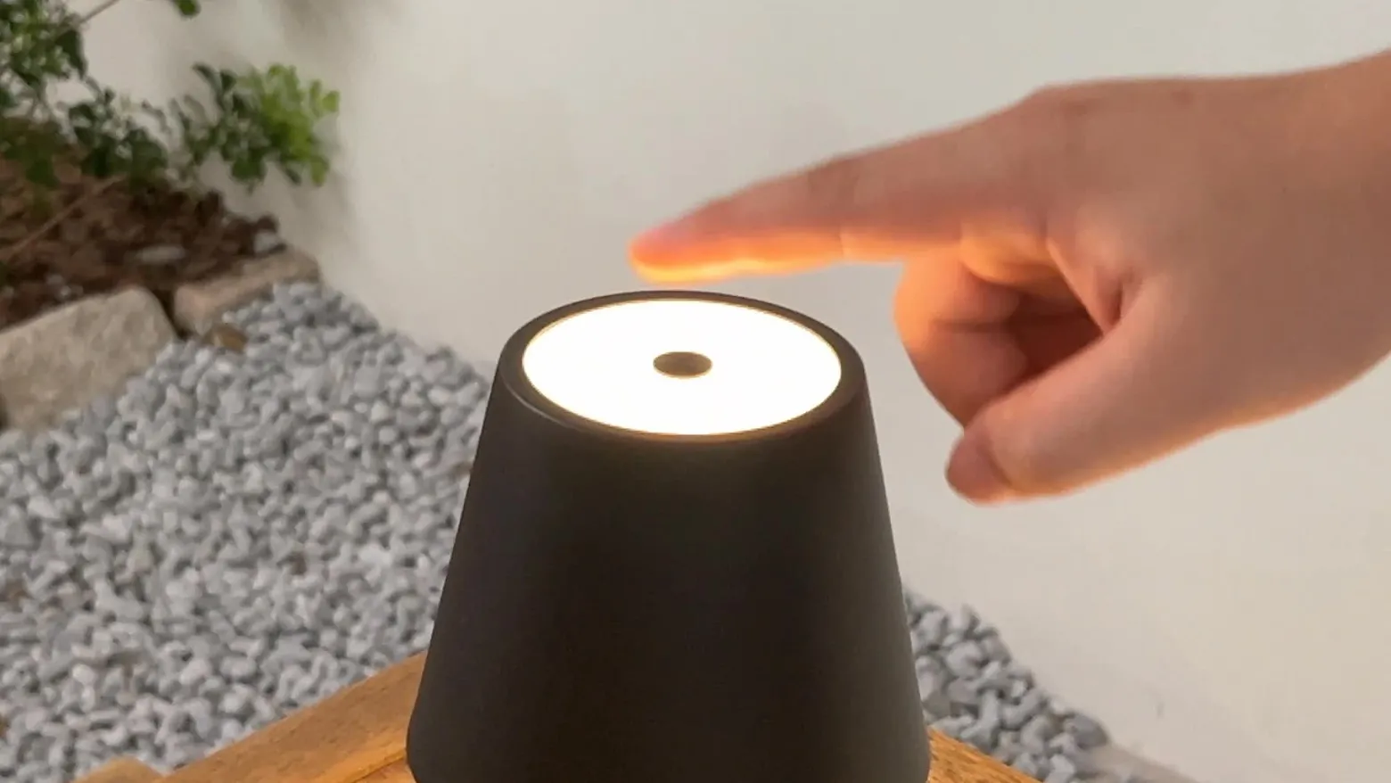 Lámpara de sobremesa Lindby LED recargable Janea CUBE, negra, metal