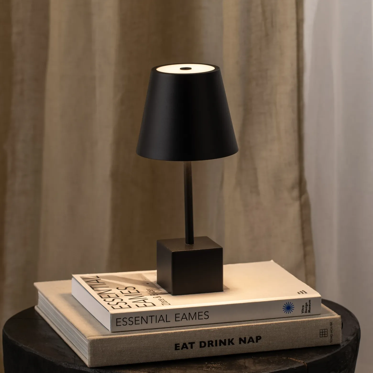 Lámpara de sobremesa Lindby LED recargable Janea CUBE, negra, metal