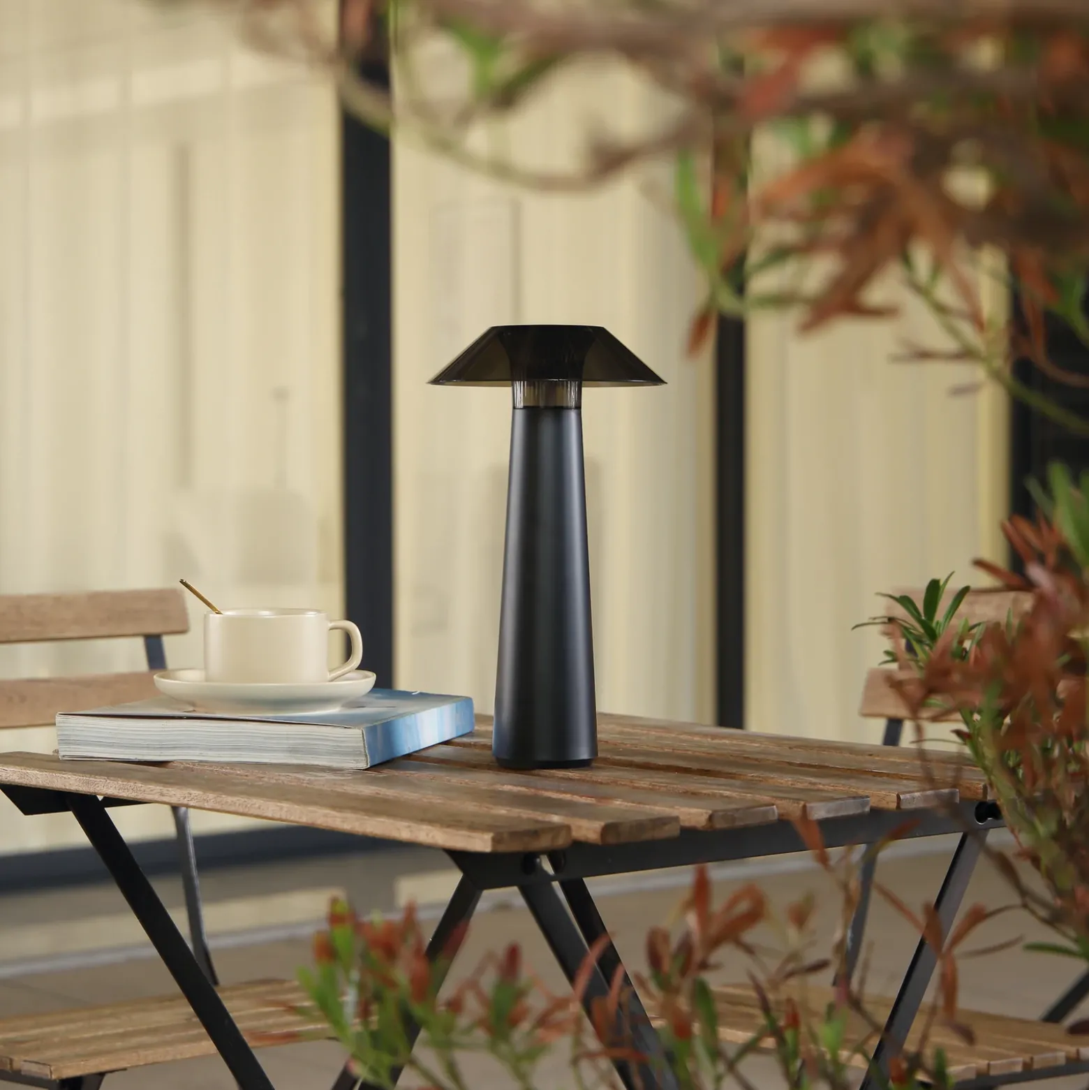 Lámpara de sobremesa recargable LED Lindby Gomba, negra, atenuable