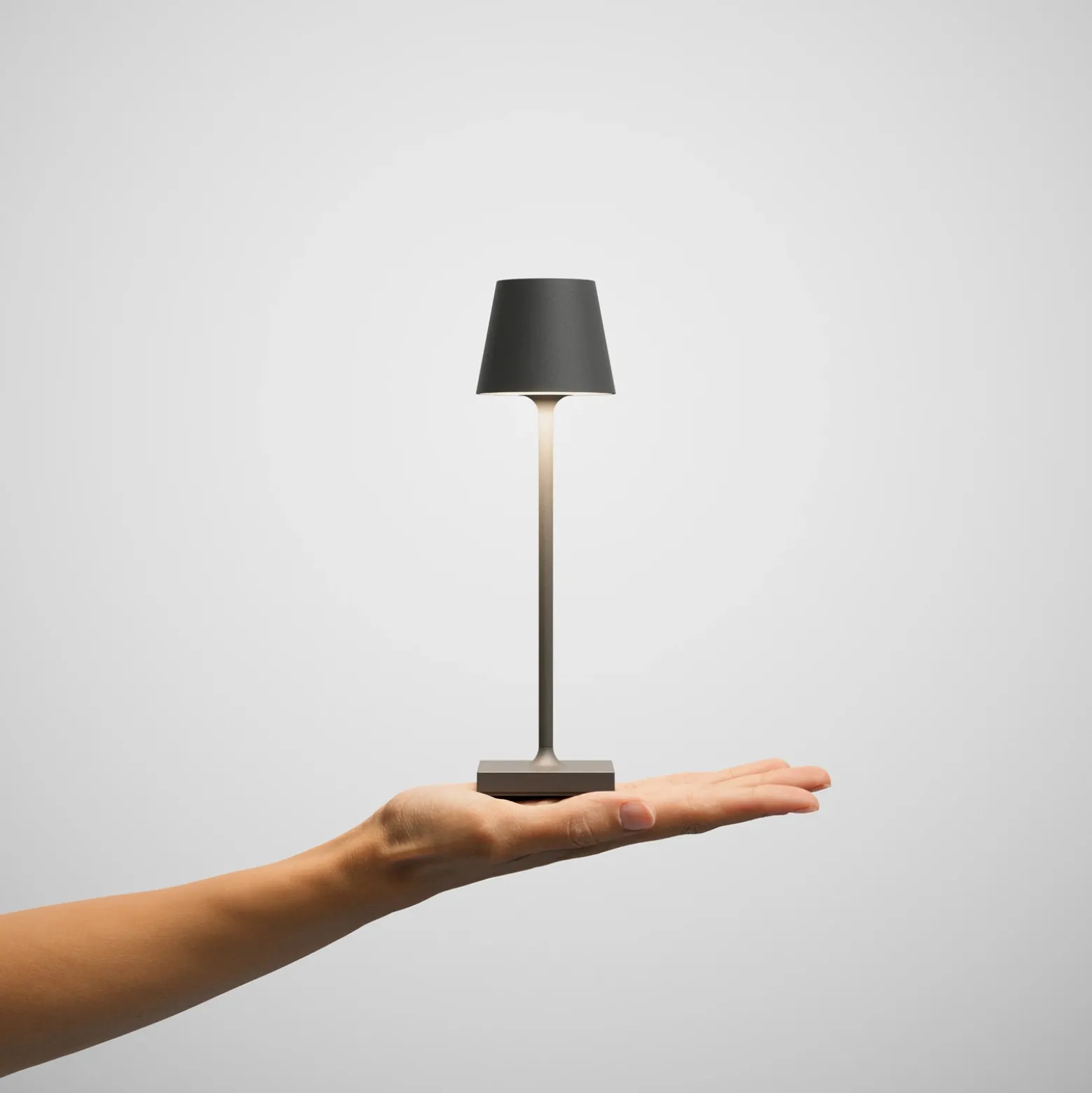 Lámpara de sobremesa recargable LED de bolsillo Nuindie, grafito, IP54,