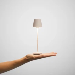 Lámpara de sobremesa recargable LED de bolsillo Nuindie, beige, IP54, atenuable