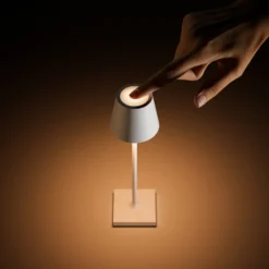 Lámpara de sobremesa recargable LED de bolsillo Nuindie, verde salvia, IP54,