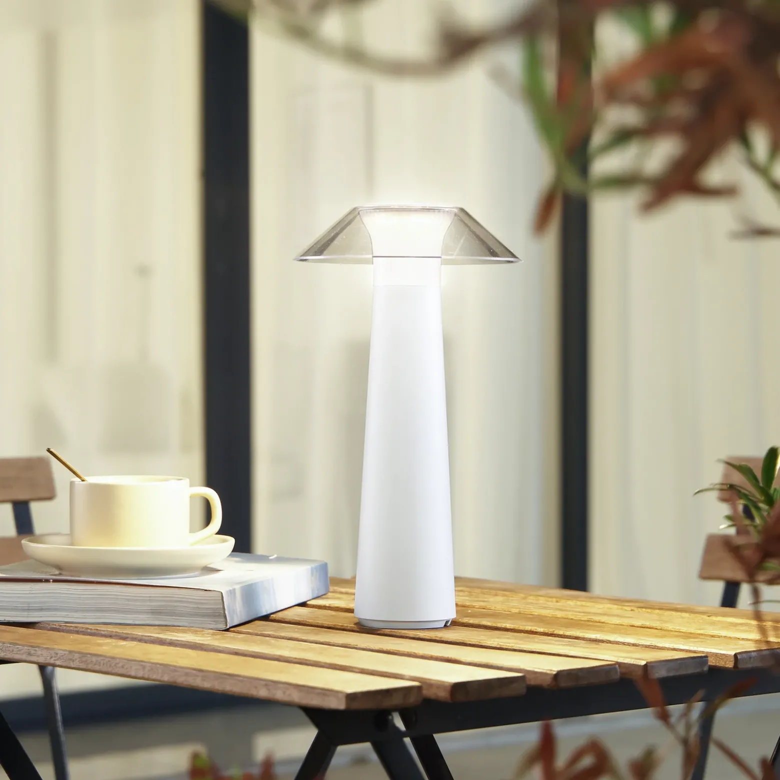 Lámpara de sobremesa recargable de LED Lindby Gomba, blanca, atenuable
