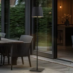 Lámpara de terraza Lucande Andrei, gris, 150cm de altura, IP54, E27
