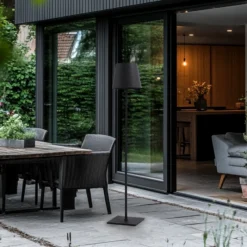 Lámpara de terraza Lucande Andrei, gris, 150cm de altura, IP54, E27