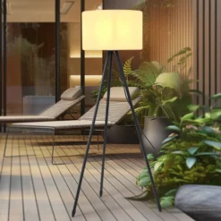 Lámpara de terraza Lucande Trivira, altura 130 cm, trípode
