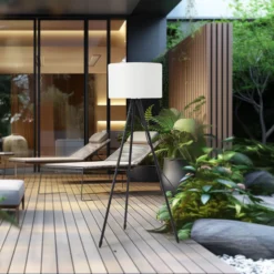 Lámpara de terraza Lucande Trivira, altura 130 cm, trípode