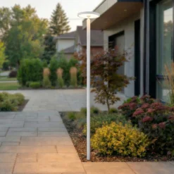 Lámpara exterior LED Lucande Akito, blanca, altura 260 cm, IP54