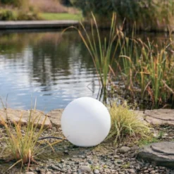 Lámpara globo Lindby Valyra, Ø 30 cm, IP54, pica para fijar en el suelo