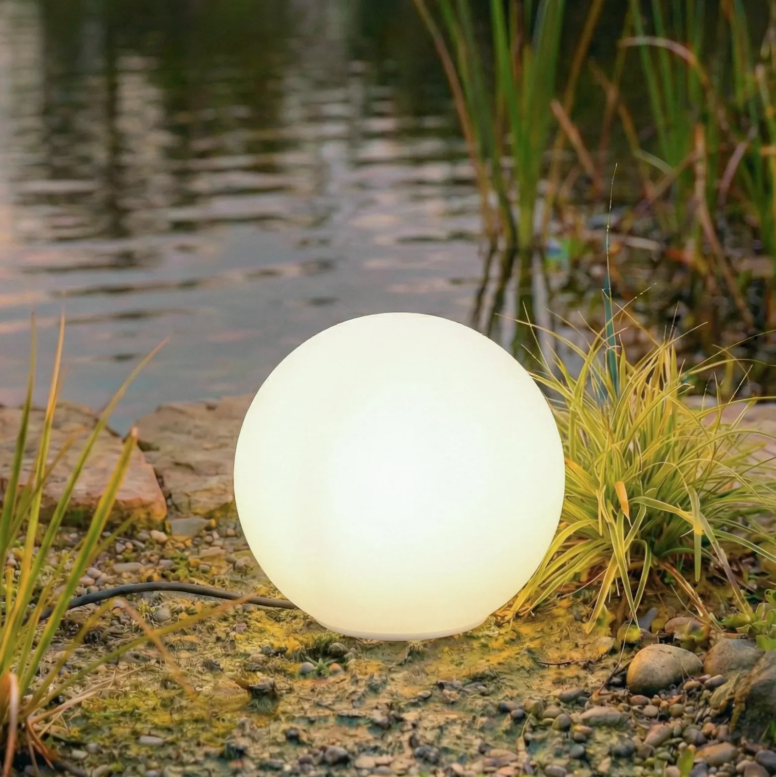 Lámpara globo Lindby Valyra, Ø 30 cm, IP54, pica para fijar en el suelo