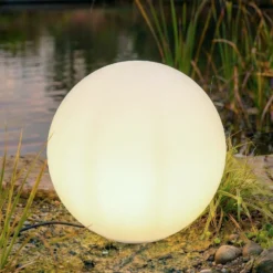 Lámpara globo Lindby Valyra, Ø 50 cm, IP54, pica para suelo
