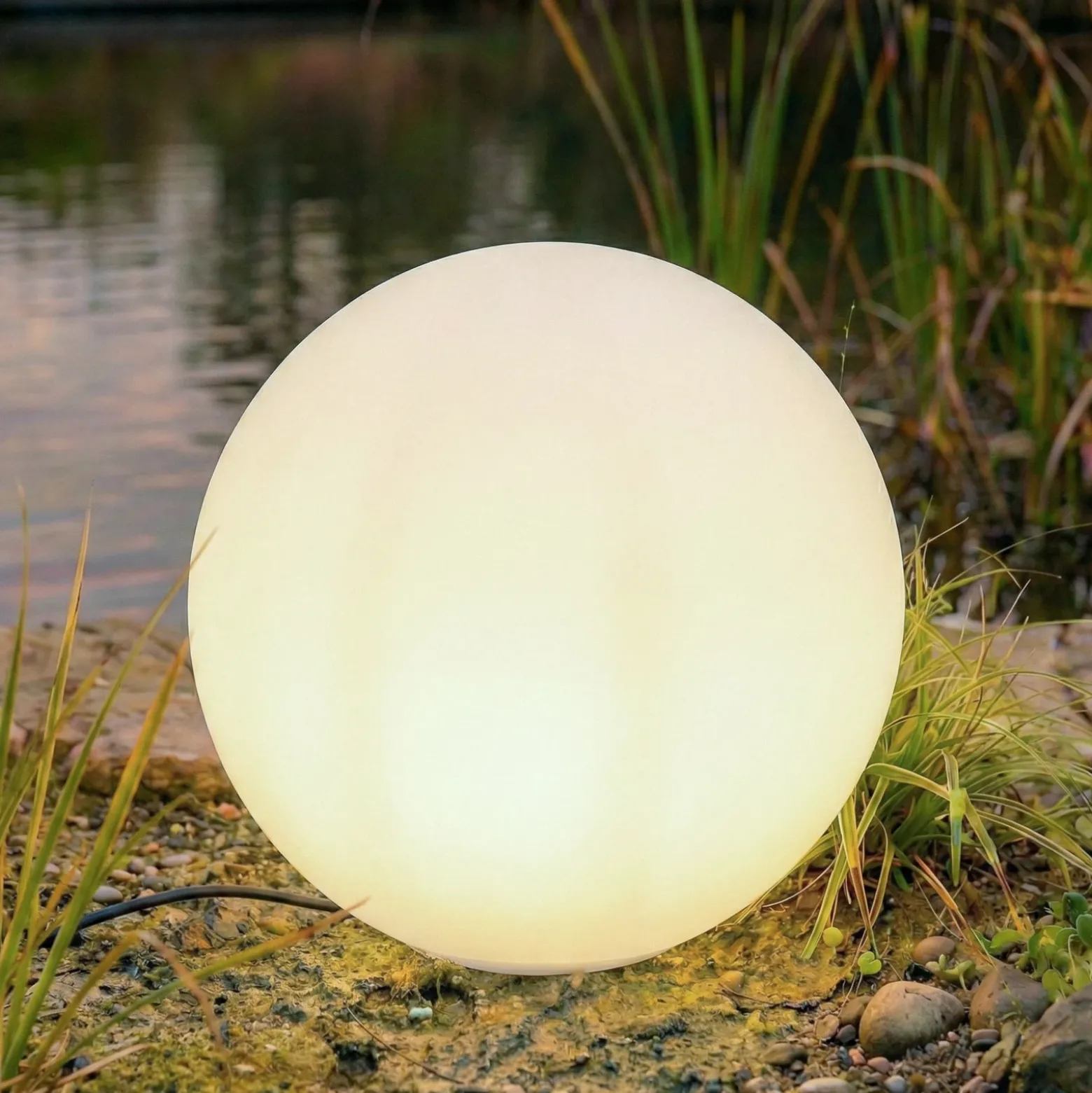 Lámpara globo Lindby Valyra, Ø 50 cm, IP54, pica para suelo