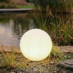 Lámpara globo Lindby Valyra, Ø 50 cm, IP54, pica para suelo
