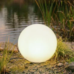Lámpara globo Lindby Valyra, Ø 40 cm, IP54, pica para fijar en el suelo