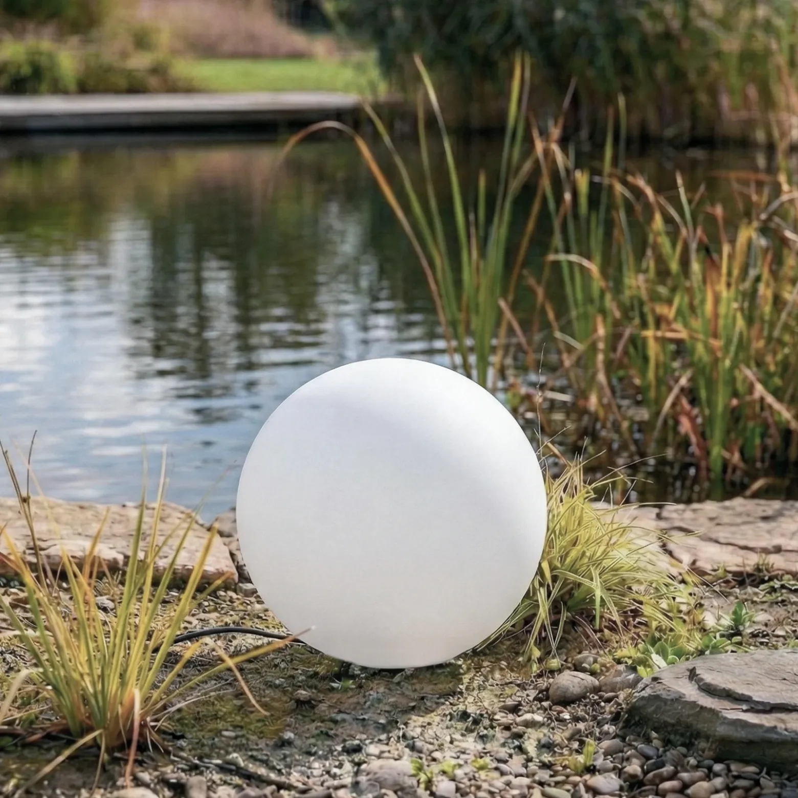 Lámpara globo Lindby Valyra, Ø 40 cm, IP54, pica para fijar en el suelo