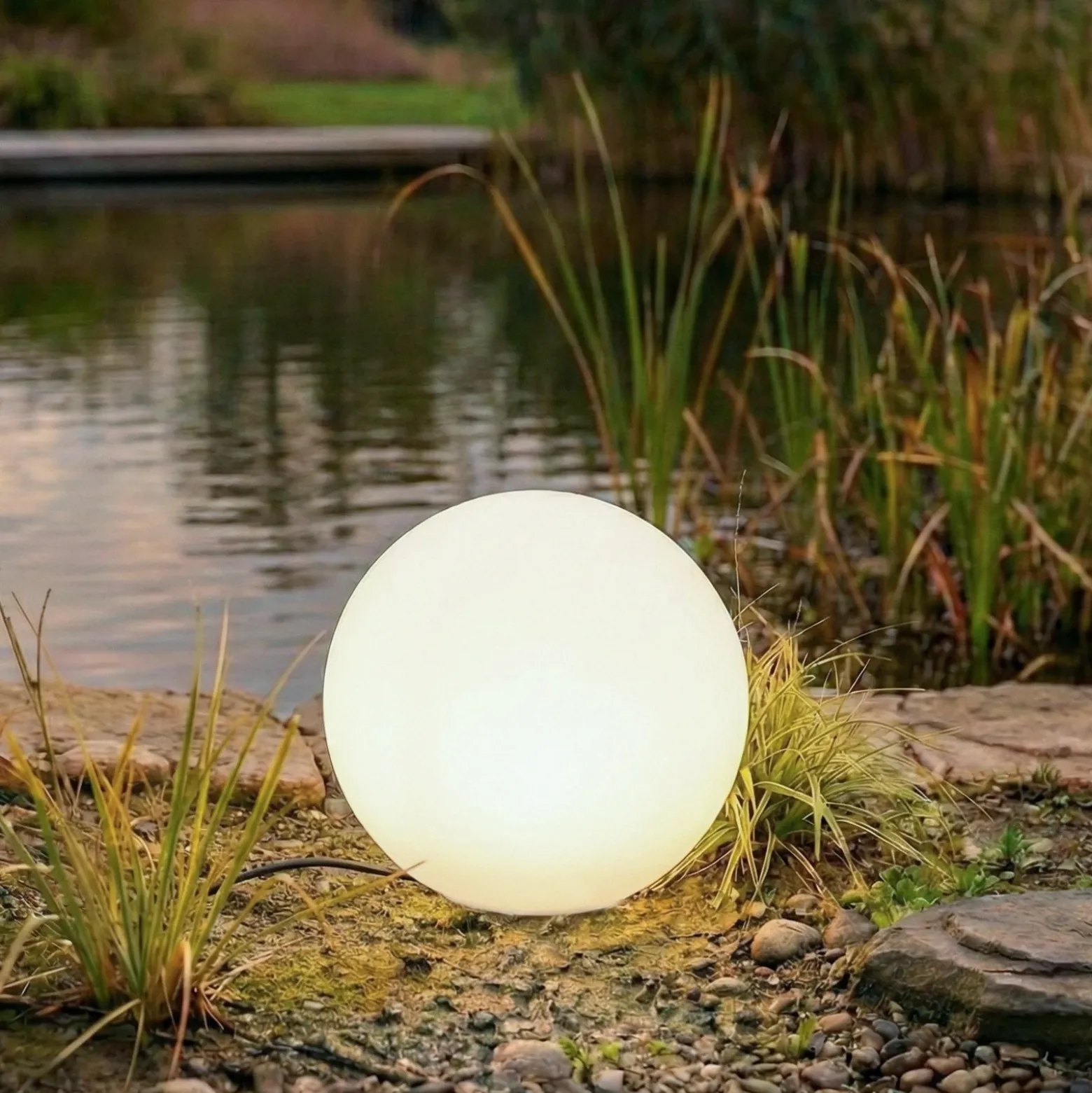 Lámpara globo Lindby Valyra, Ø 40 cm, IP54, pica para fijar en el suelo