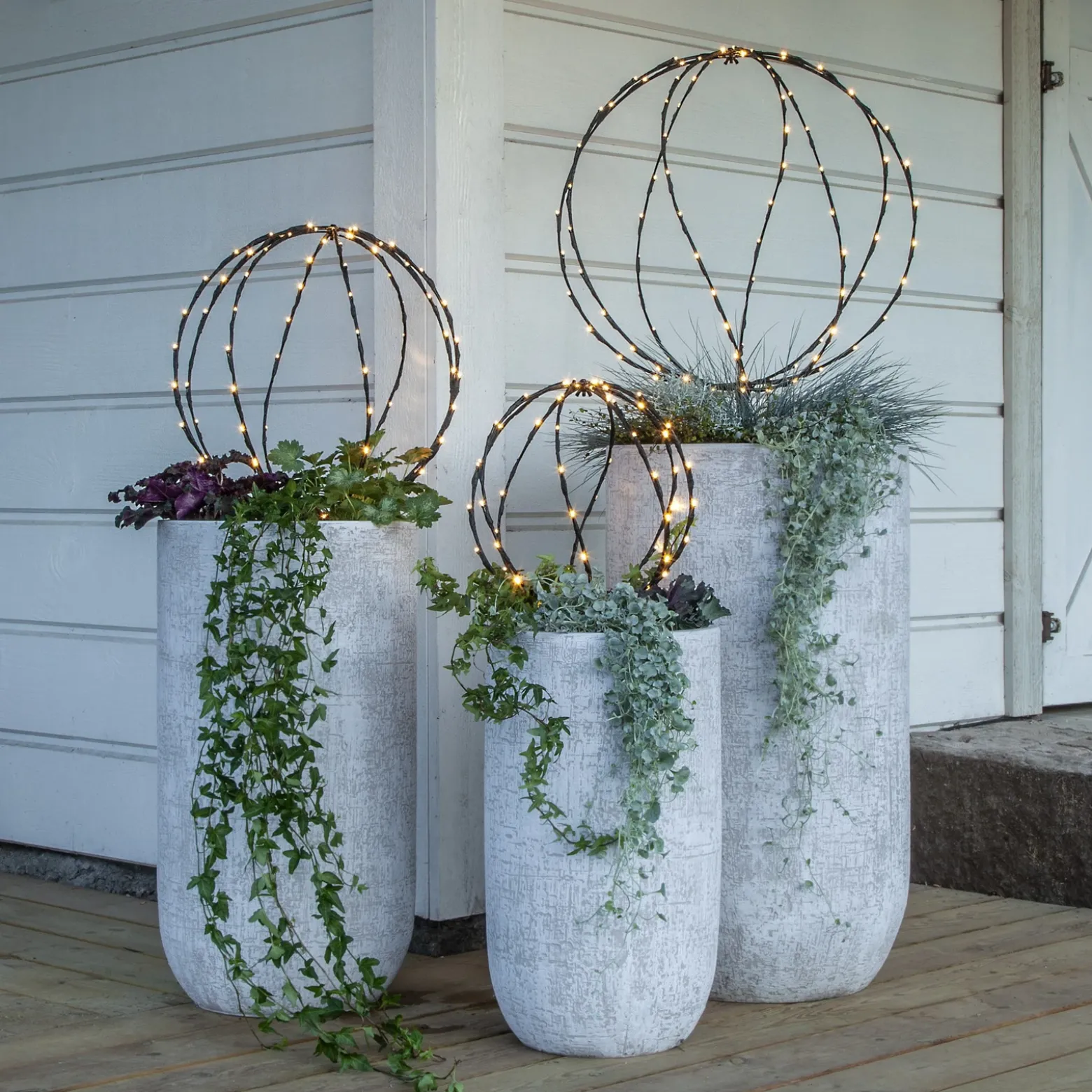 Lámpara LED con pica Esfera, Ø 30 cm, pila metálica negra