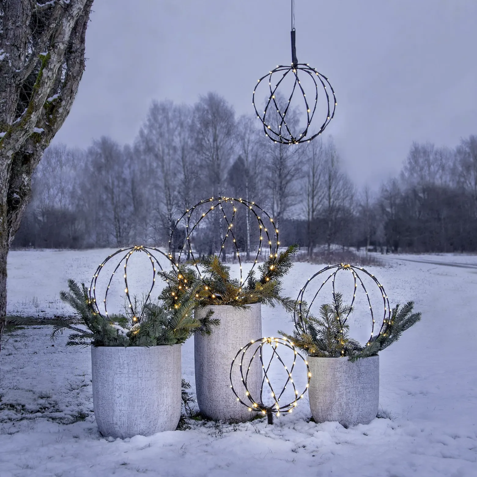 Lámpara LED con pica Esfera, Ø 30 cm, pila metálica negra