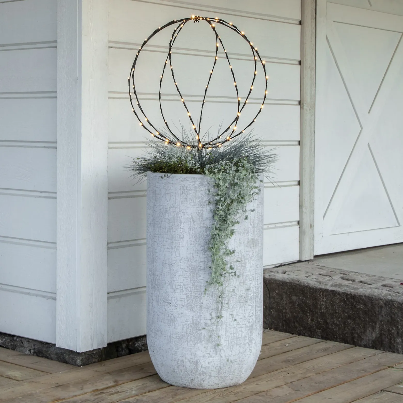 Lámpara LED con pica Esfera, Ø 50 cm, pila metálica negra
