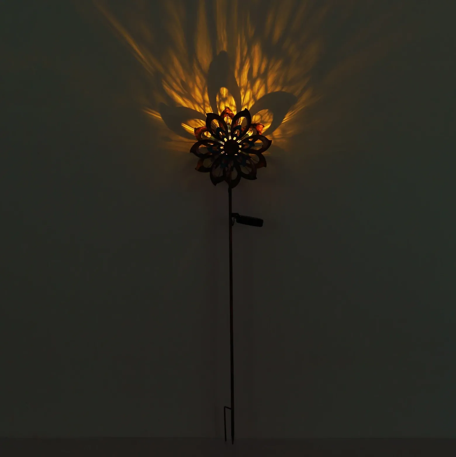 Lámpara LED con pica 36571, flor, carillón de viento, metal