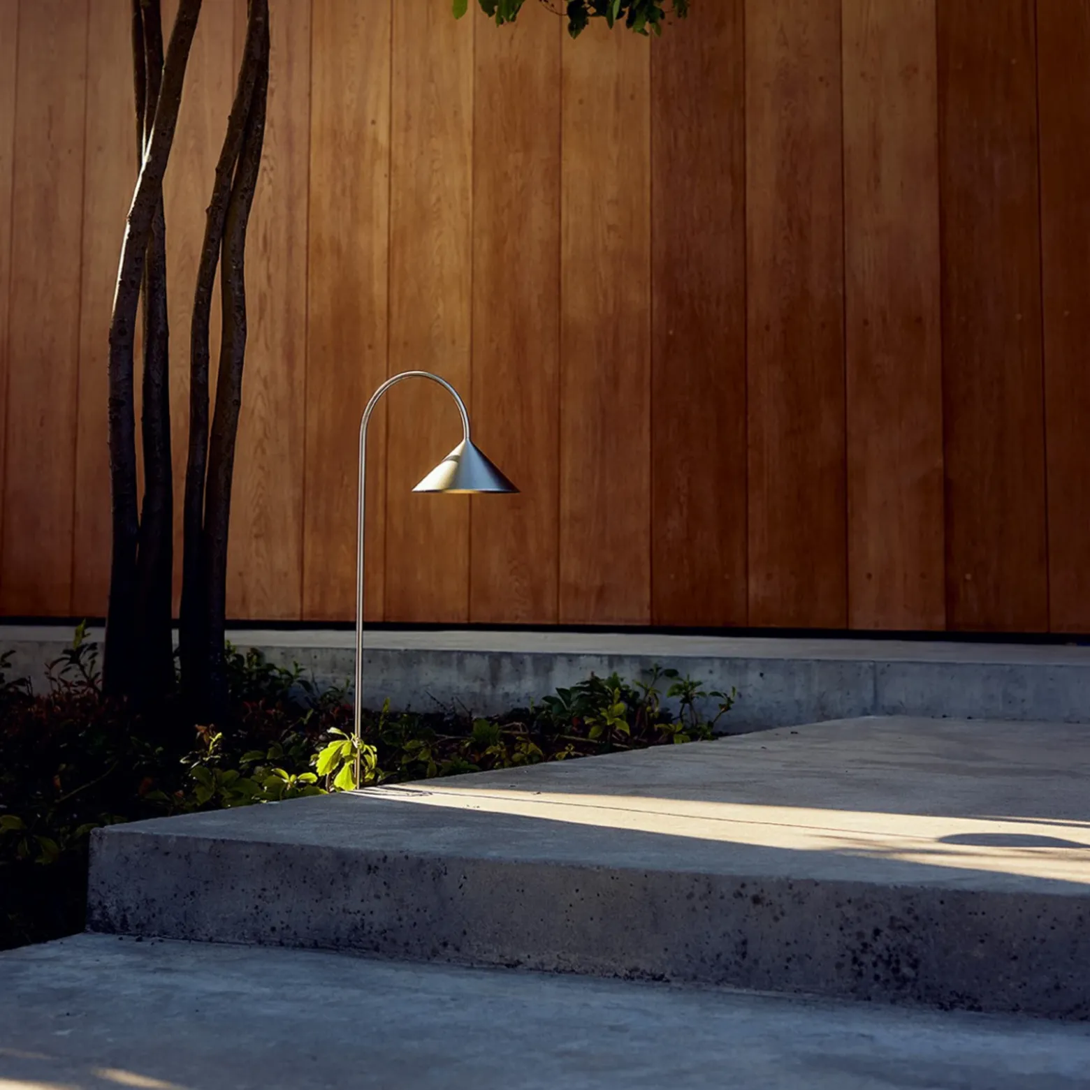 Lámpara LED con pica para clavar en el suelo Grasp de FRANDSEN, acero