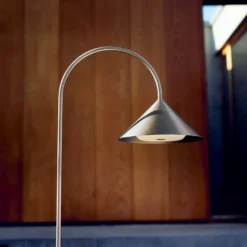 Lámpara LED con pica para clavar en el suelo Grasp de FRANDSEN, acero