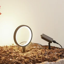 Lámpara LED con pica para el suelo Lindby Syrene, 18 cm, negra, aluminio