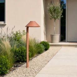 Lámpara LED con pica para jardín Lindby Capelo, color tierra, 78 cm, IP65