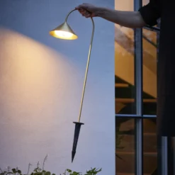Lámpara LED con pica para suelo FRANDSEN Grasp, color latón, 82 cm, IP44
