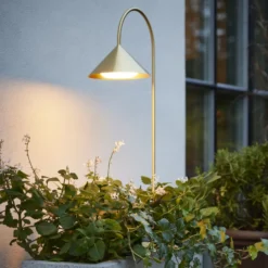Lámpara LED con pica para suelo FRANDSEN Grasp, color latón, 82 cm, IP44