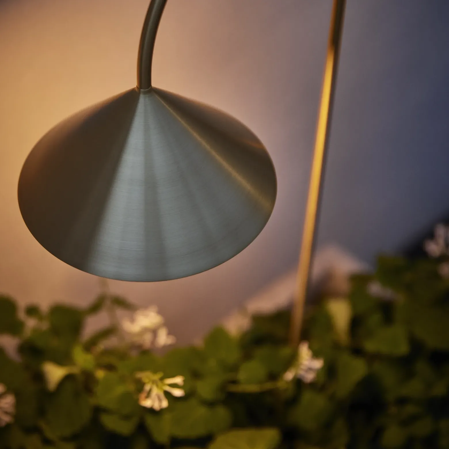 Lámpara LED con pica para suelo FRANDSEN Grasp, color latón, 82 cm, IP44