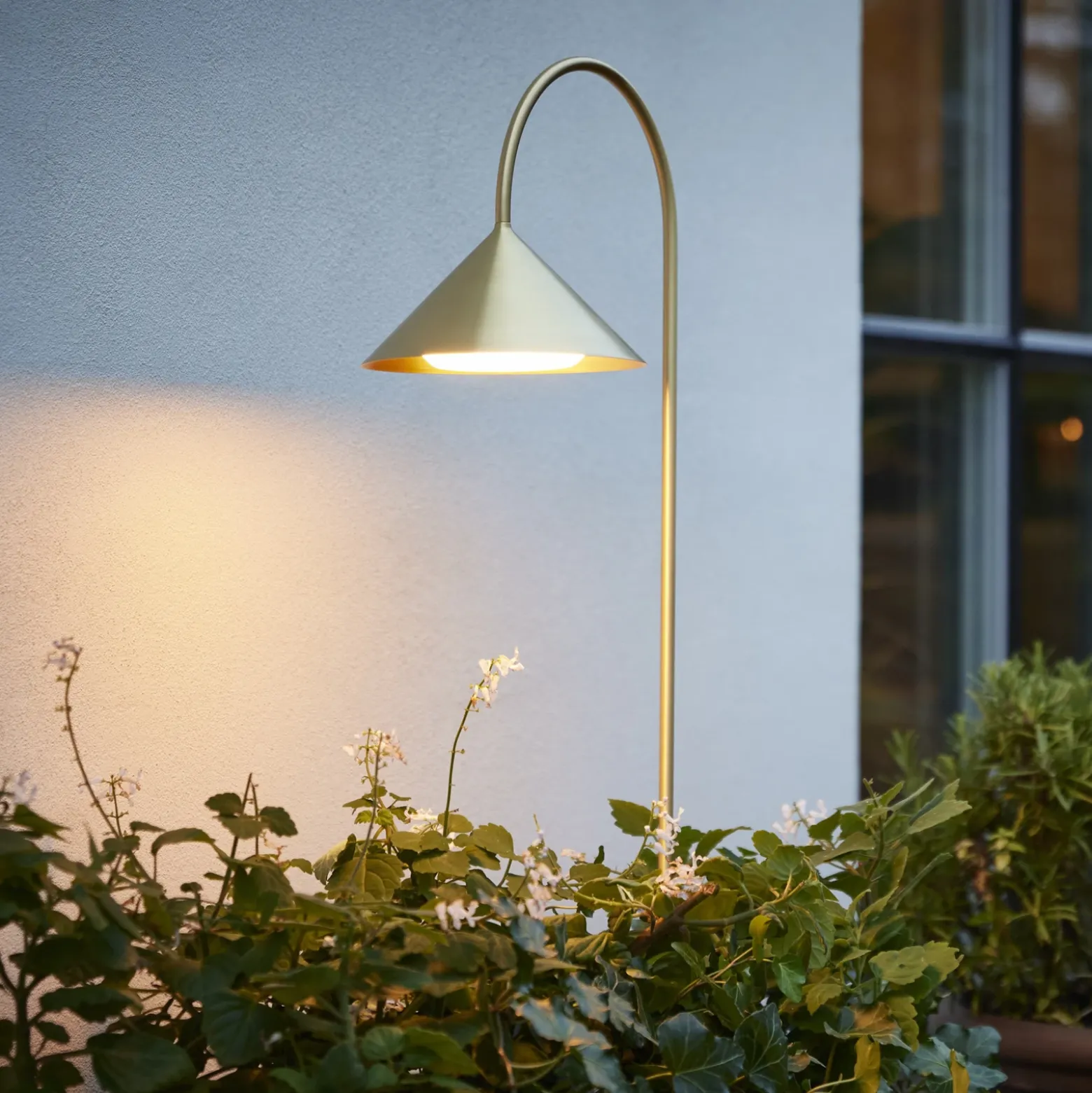 Lámpara LED con pica para suelo FRANDSEN Grasp, color latón, 82 cm, IP44